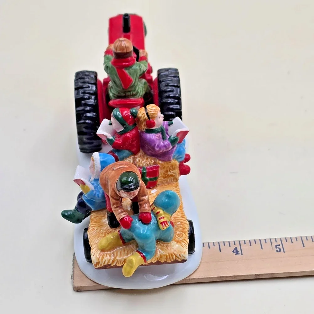 Department 56 Caroling at The Farm Ceramic Accessory 54631 Original Snow Village